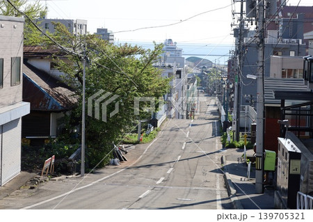 五月初旬の北海道、小樽、船見坂、ふなみざか、映画やドラマの舞台になったこの坂で船を望む、映画のロケ地 五月初旬の北海道、小樽、船見坂、ふなみざか、映画やドラマの舞台になったこの坂で船を望む、映画のロケ地 139705321
