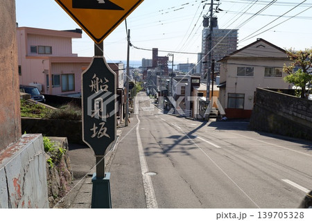 五月初旬の北海道、小樽、船見坂、ふなみざか、映画やドラマの舞台になったこの坂で船を望む、映画のロケ地 139705328