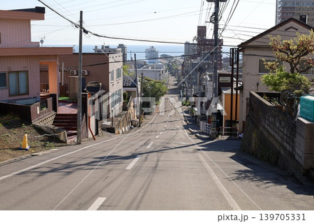 五月初旬の北海道、小樽、船見坂、ふなみざか、映画やドラマの舞台になったこの坂で船を望む、映画のロケ地 139705331