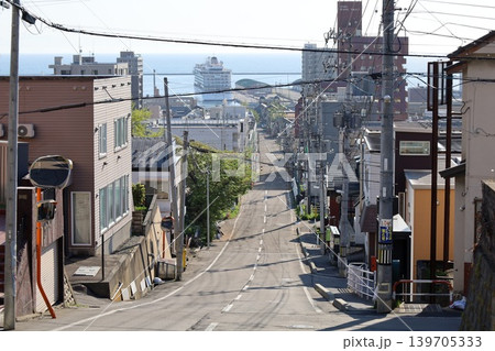 五月初旬の北海道、小樽、船見坂、ふなみざか、映画やドラマの舞台になったこの坂で船を望む、映画のロケ地 139705333
