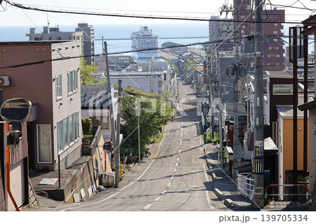 五月初旬の北海道、小樽、船見坂、ふなみざか、映画やドラマの舞台になったこの坂で船を望む、映画のロケ地 五月初旬の北海道、小樽、船見坂、ふなみざか、映画やドラマの舞台になったこの坂で船を望む、映画のロケ地 139705334