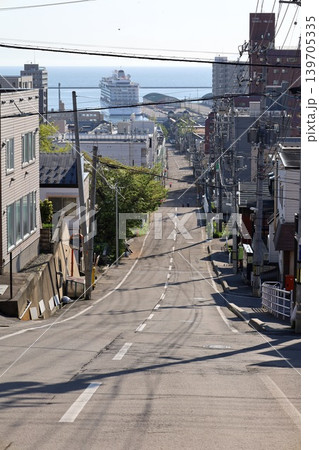 五月初旬の北海道、小樽、船見坂、ふなみざか、映画やドラマの舞台になったこの坂で船を望む、映画のロケ地 五月初旬の北海道、小樽、船見坂、ふなみざか、映画やドラマの舞台になったこの坂で船を望む、映画のロケ地 139705335