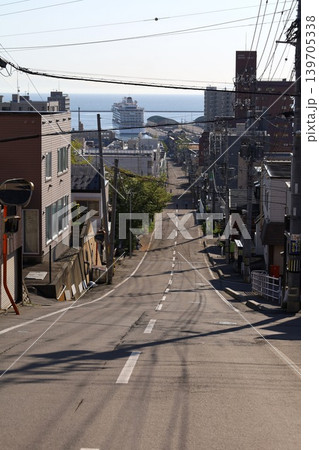 五月初旬の北海道、小樽、船見坂、ふなみざか、映画やドラマの舞台になったこの坂で船を望む、映画のロケ地 五月初旬の北海道、小樽、船見坂、ふなみざか、映画やドラマの舞台になったこの坂で船を望む、映画のロケ地 139705338