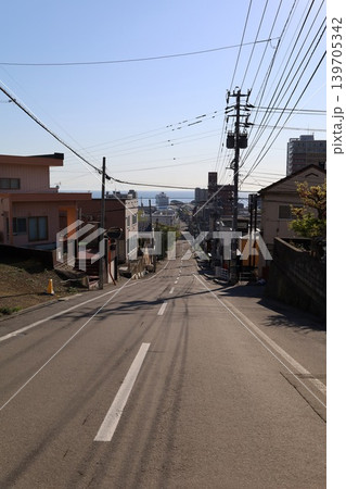 五月初旬の北海道、小樽、船見坂、ふなみざか、映画やドラマの舞台になったこの坂で船を望む、映画のロケ地 五月初旬の北海道、小樽、船見坂、ふなみざか、映画やドラマの舞台になったこの坂で船を望む、映画のロケ地 139705342