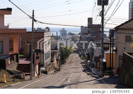 五月初旬の北海道、小樽、船見坂、ふなみざか、映画やドラマの舞台になったこの坂で船を望む、映画のロケ地 五月初旬の北海道、小樽、船見坂、ふなみざか、映画やドラマの舞台になったこの坂で船を望む、映画のロケ地 139705345
