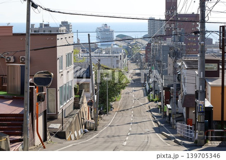 五月初旬の北海道、小樽、船見坂、ふなみざか、映画やドラマの舞台になったこの坂で船を望む、映画のロケ地 五月初旬の北海道、小樽、船見坂、ふなみざか、映画やドラマの舞台になったこの坂で船を望む、映画のロケ地 139705346