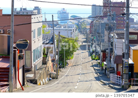 五月初旬の北海道、小樽、船見坂、ふなみざか、映画やドラマの舞台になったこの坂で船を望む、映画のロケ地 139705347