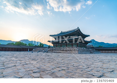 Seoul, South Korea - May. 14, 2026 : Majestic Geunjeongjeon Hall in Gyeongbokgung Palace under warm late afternoon sunlight, Seoul, South Korea Seoul, South Korea - May. 14, 2026 : Majestic Geunjeongjeon Hall in Gyeongbokgung Palace under warm late afternoon sunlight, Seoul, South Korea 139705469