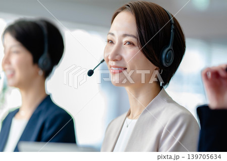 コールセンターで働くオペレーター 139705634