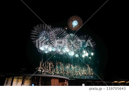 花火 夜空に打ち上がる大輪の花火大会 夏の風物詩 イベント お祭り 夜景素材 139705643