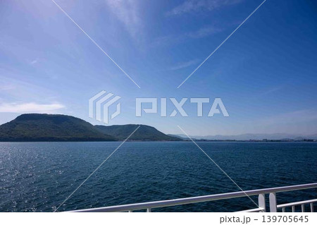 海と山 青空広がる快晴の景色 フェリーからの眺望 コピースペース 風景素材 初夏 139705645