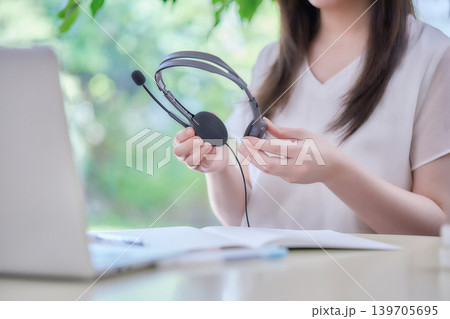 パソコンを見ながら勉強する若い女性 139705695
