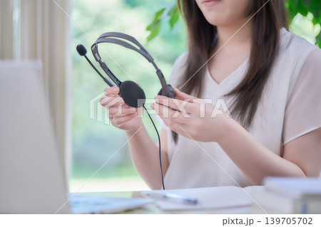 パソコンを見ながら勉強する若い女性 パソコンを見ながら勉強する若い女性 139705702