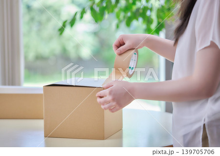 段ボール箱を作る若い女性 139705706