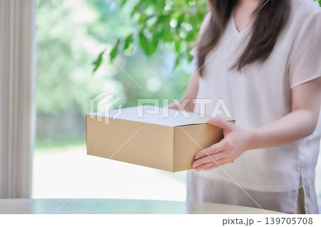 段ボール箱を作る若い女性 段ボール箱を作る若い女性 139705708