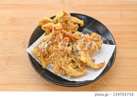 黒い皿に盛られた舞茸の天ぷら 黒い皿に盛られた舞茸の天ぷら 139705738
