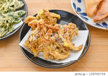 黒い皿に盛られた舞茸の天ぷら 黒い皿に盛られた舞茸の天ぷら 139705739