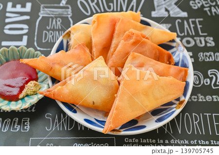 チーズ春巻きの揚げ焼き チーズ春巻きの揚げ焼き 139705745