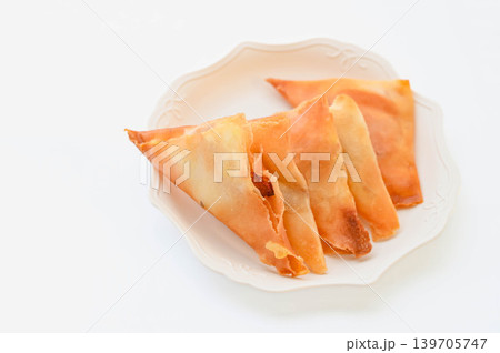 チーズ春巻きの揚げ焼き チーズ春巻きの揚げ焼き 139705747