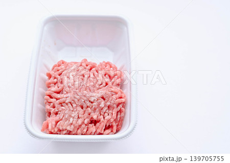 白背景の食品トレイに入った国産の豚ひき肉 139705755