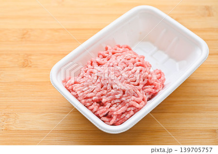 食品トレイに入った国産の豚ひき肉 食品トレイに入った国産の豚ひき肉 139705757
