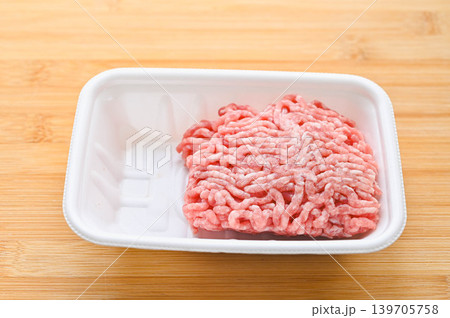 食品トレイに入った国産の豚ひき肉 食品トレイに入った国産の豚ひき肉 139705758