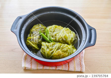 美味しく煮込まれた温かい手作りロールキャベツ 139705764