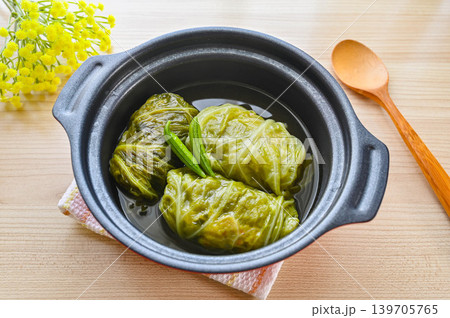 美味しく煮込まれた温かい手作りロールキャベツ 美味しく煮込まれた温かい手作りロールキャベツ 139705765