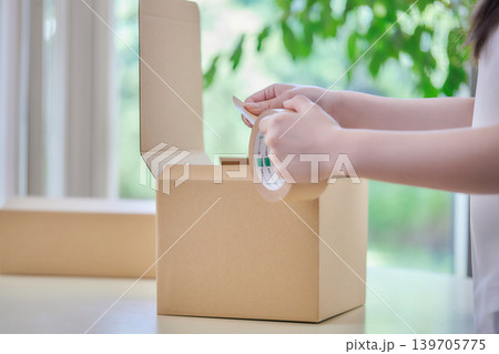 段ボール箱を作る若い女性 139705775