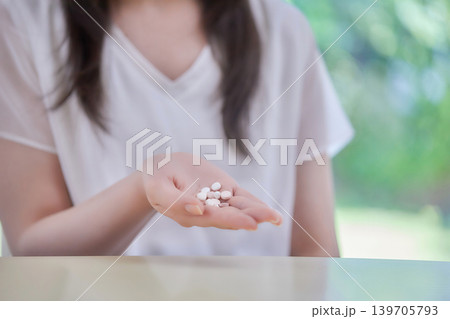 大量の薬を飲む20代女性 大量の薬を飲む20代女性 139705793