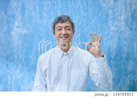 笑顔の60代の男性 139705853