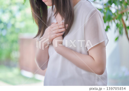 体調不良の20代女性 体調不良の20代女性 139705854