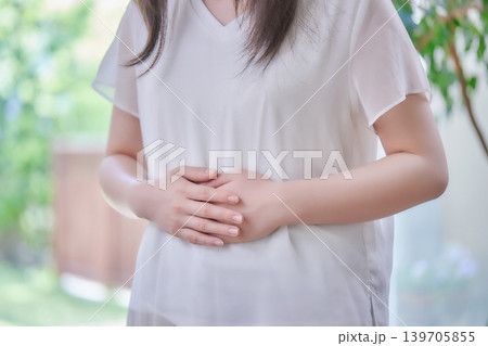 体調不良の20代女性 139705855