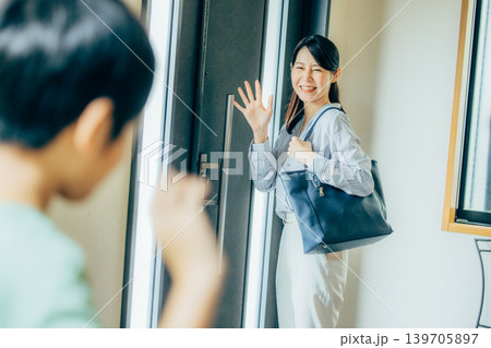 シングルマザーが家を出る 139705897