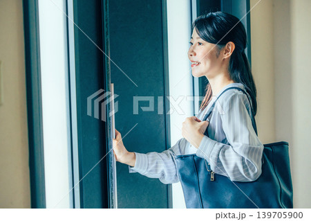 出かけようとしている女性 出かけようとしている女性 139705900
