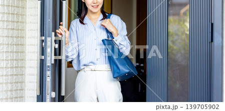 出かけようとしている女性 出かけようとしている女性 139705902