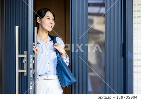 出かけようとしている女性 出かけようとしている女性 139705904
