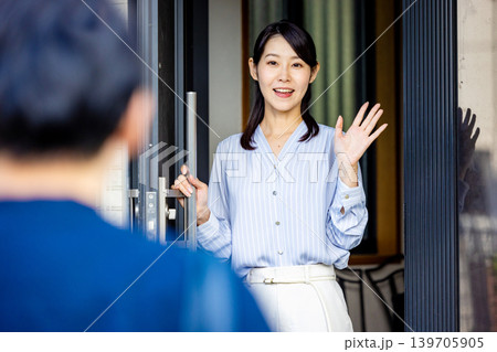 旦那さんを見送る主婦 旦那さんを見送る主婦 139705905