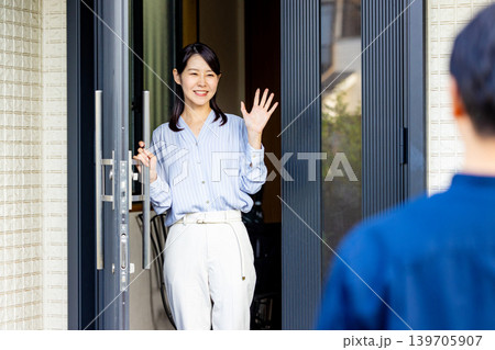 旦那さんを見送る主婦 旦那さんを見送る主婦 139705907