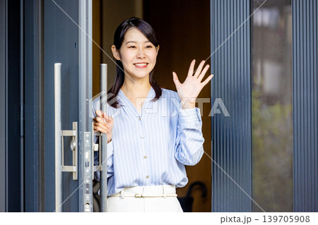 旦那さんを見送る主婦 139705908