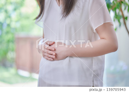 体調不良の20代女性 体調不良の20代女性 139705943