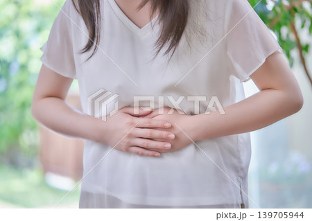 体調不良の20代女性 139705944