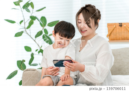 スマホ,スマートフォン,アプリ,SNS,ゲームを使う親子,母親と子ども 139706011