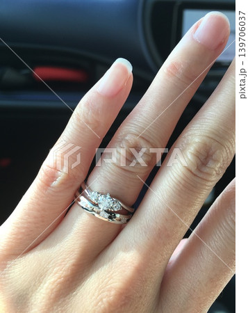 車の助手席で結婚指輪と婚約指輪 139706037