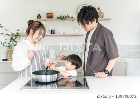 キッチンで一緒に料理をする親子,お手伝いをする男の子 キッチンで一緒に料理をする親子,お手伝いをする男の子 139706072
