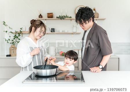 キッチンで一緒に料理をする親子,お手伝いをする男の子 キッチンで一緒に料理をする親子,お手伝いをする男の子 139706073