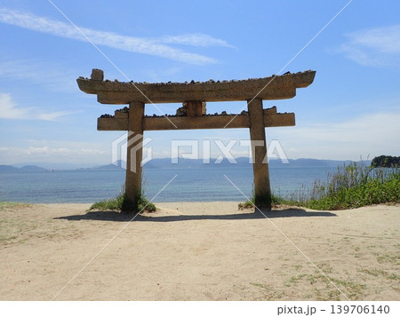 岡山県と香川県の間の瀬戸内海に浮かぶ島で芸術、アートの島と呼ばれている直島(なおしま) 岡山県と香川県の間の瀬戸内海に浮かぶ島で芸術、アートの島と呼ばれている直島(なおしま) 139706140