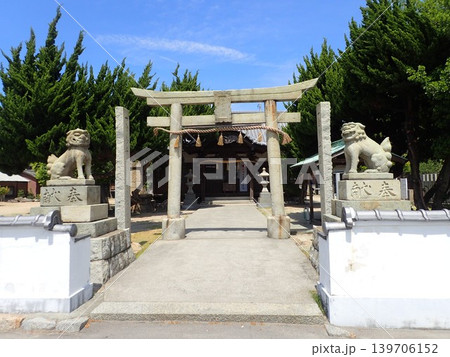 岡山県と香川県の間の瀬戸内海に浮かぶ島で芸術、アートの島と呼ばれている直島(なおしま) 岡山県と香川県の間の瀬戸内海に浮かぶ島で芸術、アートの島と呼ばれている直島(なおしま) 139706152