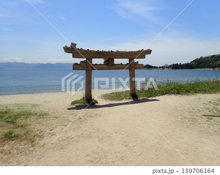 岡山県と香川県の間の瀬戸内海に浮かぶ島で芸術、アートの島と呼ばれている直島（なおしま） 139706164