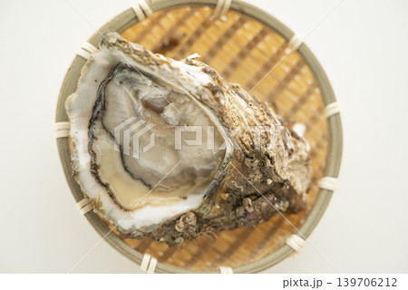 夏が旬 岩牡蠣 夏が旬 岩牡蠣 139706212